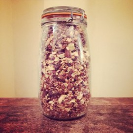 Homemade fruit & nut granola